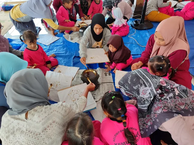Peserta pelatihan mencoba mencanting