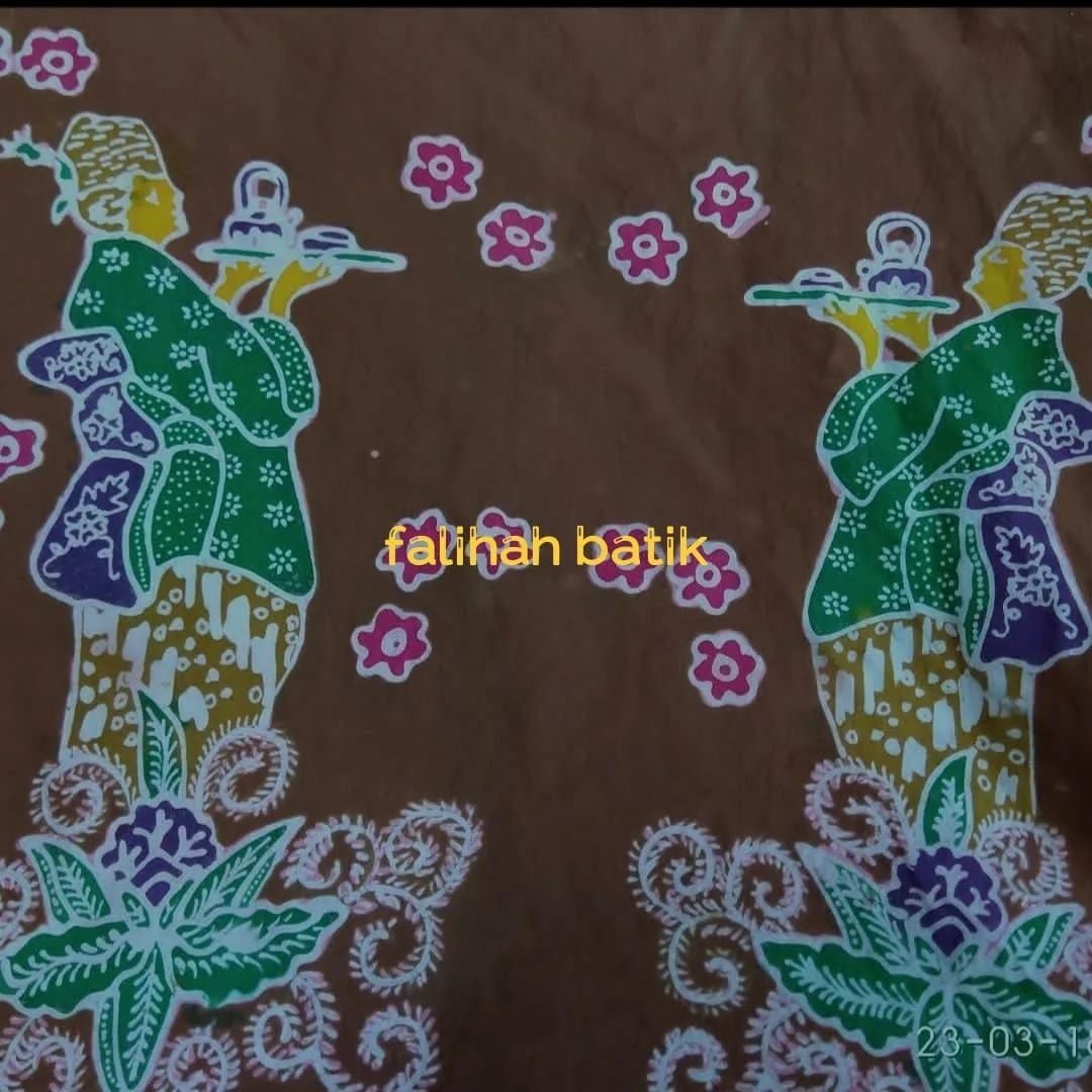 Kain batik tulis sogan dengan figur penari membawa baki