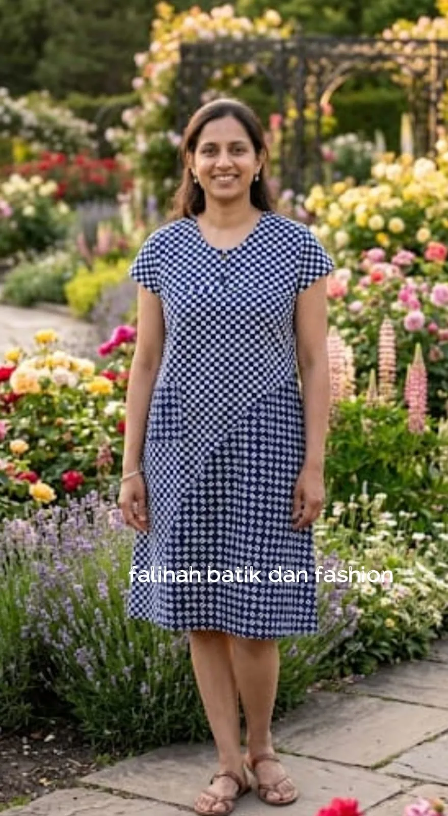 Dress midi batik nitik indigo dikenakan di taman