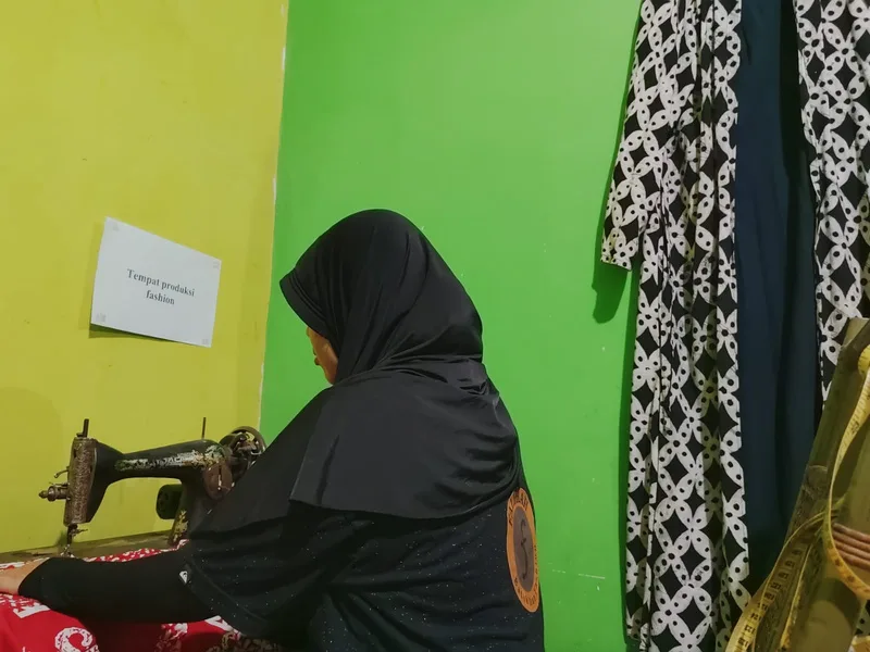 Proses pengecapan batik