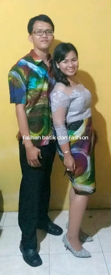 Set batik pasangan bermotif abstrak