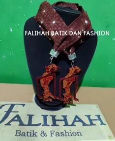 Kalung batik berwarna cokelat