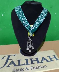 Kalung batik berwarna hijau