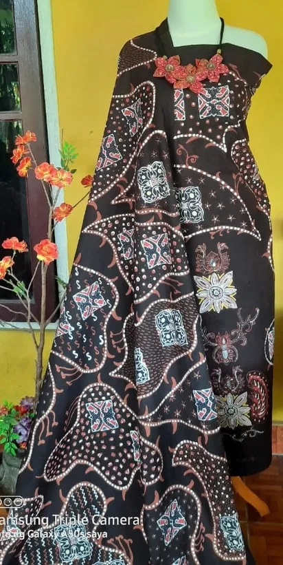 Kain batik Nusantara Toja pewarna alam
